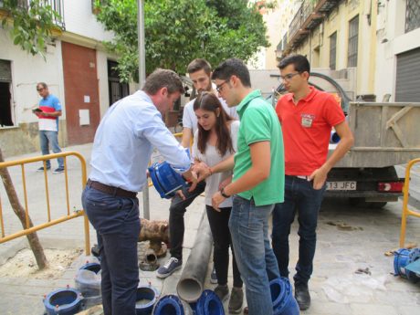 Alumnos durante prácticas enmarcadas en la Cátedra del Agua