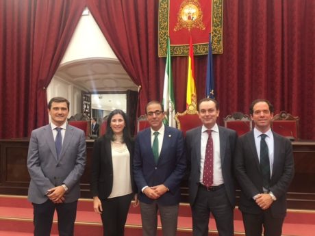 De izquieda a derecha: Carmelo García, Jefe del Departamento de Innovación de EMASESA, Clara Alarcón, Jefa de la División de RRHH de EMASESA, Miguel Ángel Castro, Rector de la Universidad de Sevilla, Pablo Cortés Director de la Cátedra del Agua y José Guadix Vicerrector de Transferencia Tecnológica