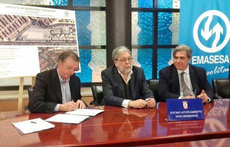 Firma contrato para la construcción del depósito de retención de aguas pluviales en Dos Hermanas. De izquierda a derecha: Jaime Palop, Consejero Delegado de EMASESA, Francisco Toscano, Alcalde de Dos Hermanas y Jorge Jiménez, responsable de Sando a Nivel Provincial.