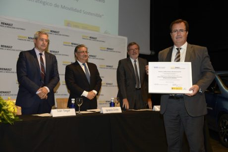 Juan Carlos Cabrera, Delegado de Seguridad, Movilidad y Fiestas Mayores del Ayutamiento de Sevilla, recoge el premio Movilidad Sostenible de EMASESA