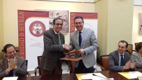 Firma Convenio Cátedra del Agua. Miguel Ángel Castro Arroyo, Recto de la Universidad de Sevilla y Juan Espadas Cejas, Alcalde de Sevilla y Presidente de EMASESA