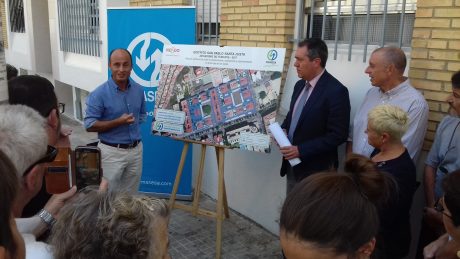 El Alcalde de Sevilla, el Consejero Delegado de EMASESA  y el Coordinador de obras de EMASESA presentan a los vecinos los proyectos de mejora en la red de EMASESA en el Distrito San Pablo - Santa Justa