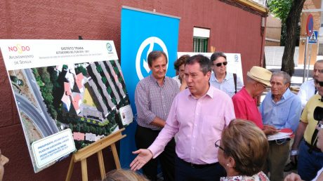 El Alcalde de Sevilla, Juan Espadas, presenta a los vecinos las obras de EMASESA en el Distrito Triana