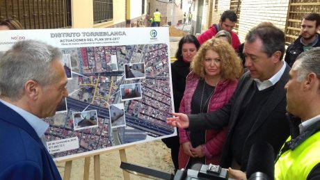 Visita Alcalde de Sevilla, Juan Espadas, a las obras de EMASESA al Distrito Torreblanca