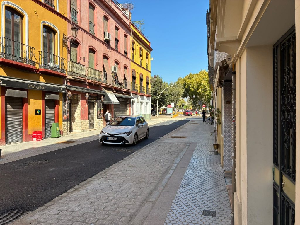 Imagen de la apertura al tráfico del tramo comprendido entre la Alameda de Hércules y la calle Conde de Barajas
